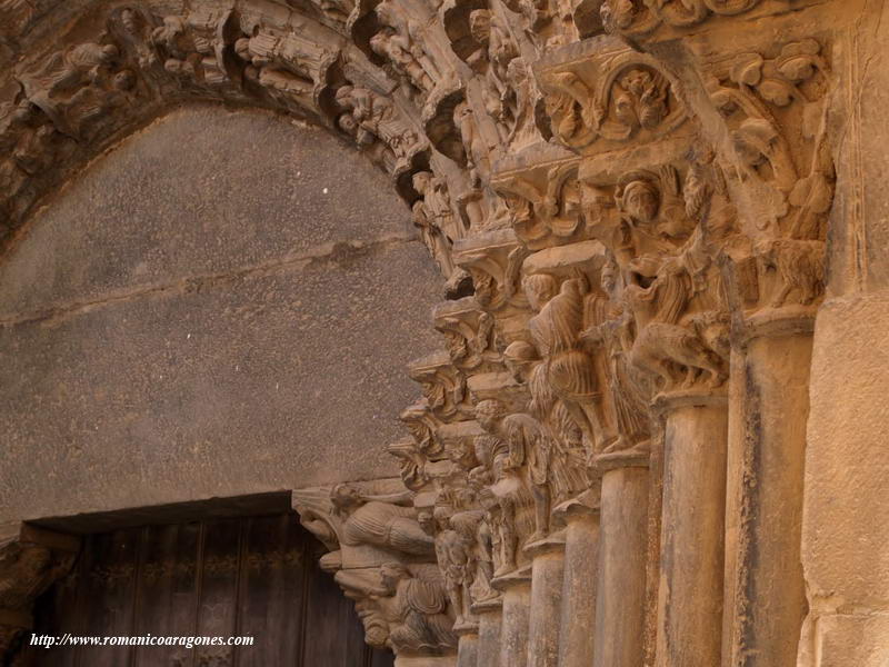 CAPITELES DE LA COLUMNATA SUR. DENSIDAD DE FIGURAS